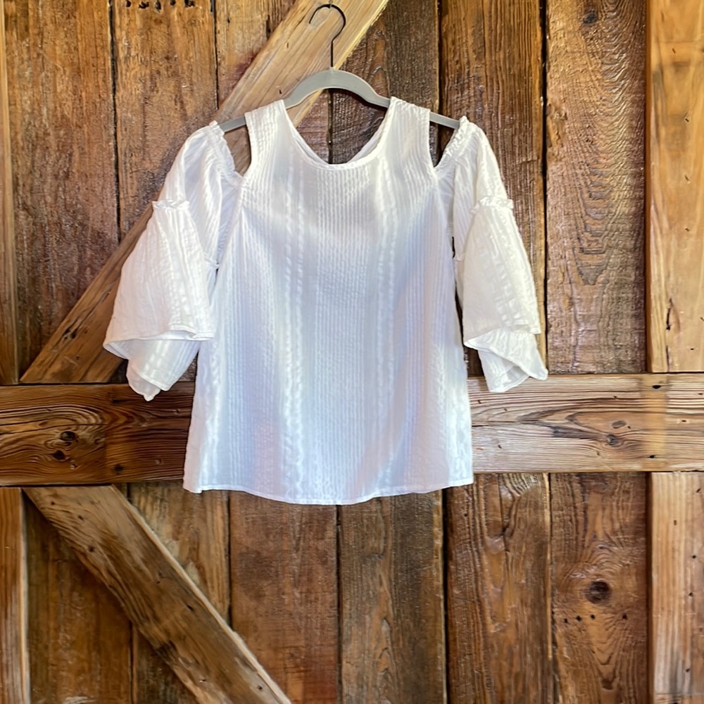 White cutout shoulder top(small)